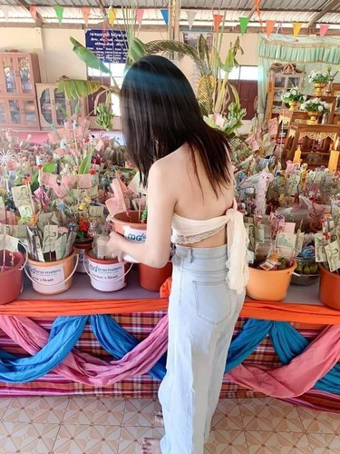 Được biết, bức ảnh cô gái ăn mặc hở hang khi đi chợ hoa Tết có nguồn gốc từ Trung Quốc và cư dân mạng nước này thì đã dành rất nhiều lời gạch đá cho cô gái.