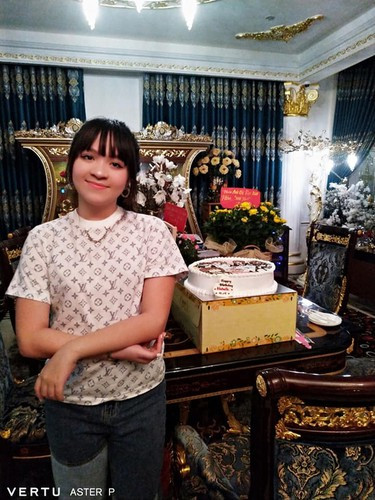Lần nào, con gái duy nhất của bà Phương Hằng cũng khiến dân mạng tim rần rần và khen ngợi vẻ ngoài phù hợp với tuổi tác, xinh xắn của mình.