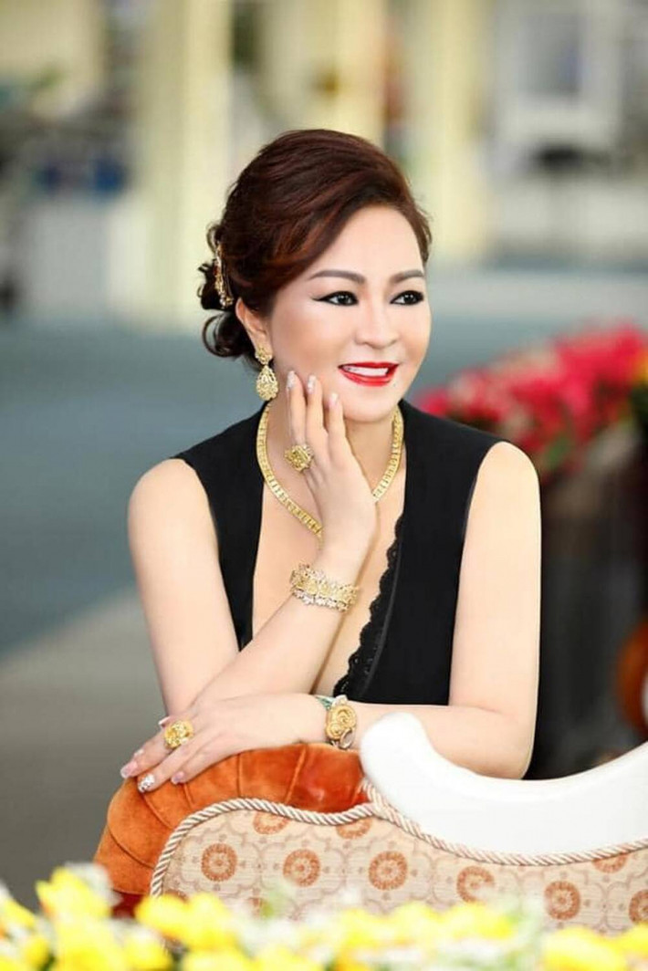 Sau lùm xùm phát ngôn về các nghệ sĩ, trong những số livestream gần đây bà Phương Hằng đã chuyển chủ đề và nói về tình yêu của bà và chồng cùng các con.