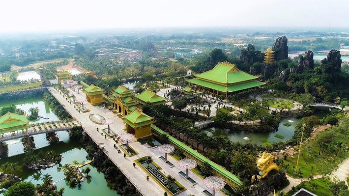 "Nếu có chỉ đạo được mở lại, Đại Nam cũng sẽ mở cửa hoàn toàn miễn phí trong một khoảng thời gian nhất định để tri ân tình cảm mọi người dành tôi và gia đình. Quý vị cần dịch vụ nào thì sử dụng dịch vụ đó", bà Phương Hằng chia sẻ.