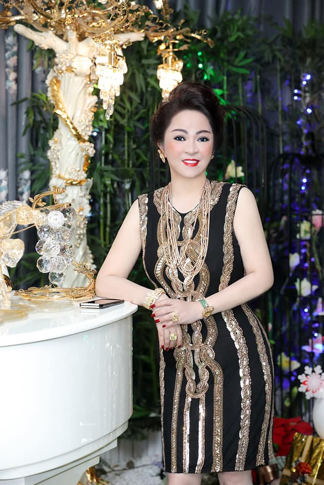 Cụ thể, bà Phương Hằng nói về tin đồn khu du lịch Đại Nam sắp bị sang tên rằng: "ủa người ta, người ta bán không liên quan gì đến ai".