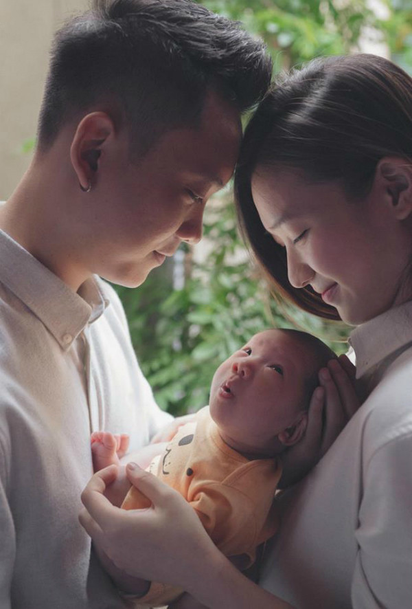 Trước khi về chung nhà với Justa Tee, Trâm Anh vốn là hot girl đình đám trên mạng xã hội. Cựu học sinh THPT Phan Đình Phùng được chú ý sau loạt ảnh chụp tại lễ bế giảng năm học 2012-2013.