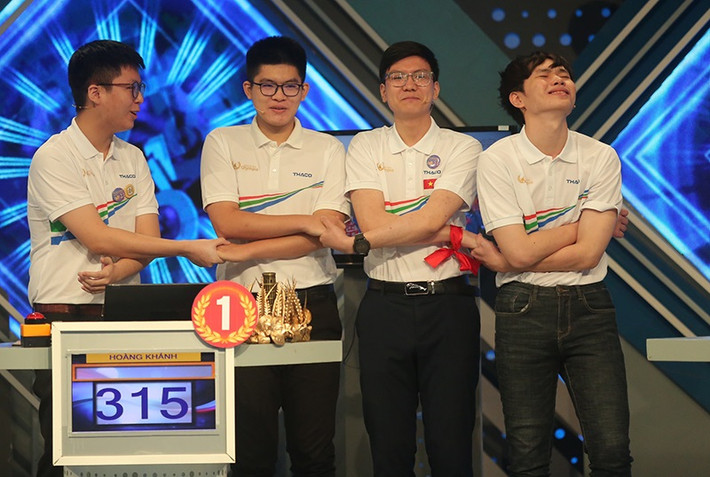 Sáng 14/11, chung kết Đường lên đỉnh Olympia 2021 chính thức diễn ra với sự quan tâm, theo dõi của hàng triệu người hâm mộ trên khắp cả nước