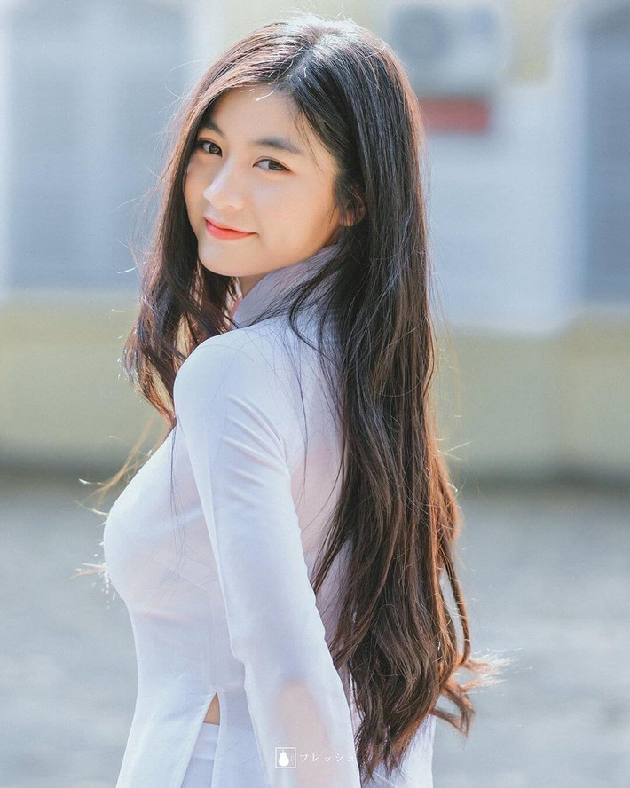 Nguyễn Bùi Nam Phương (nickname Bống, SN 1999) là gái xinh khá đình đám trên MXH với nhan sắc nữ tính, ngọt ngào. Cô nàng từng nhận được sự chú ý khi hoá thân thành chị Hằng trong một bộ ảnh nhân dịp Trung thu năm 2019.