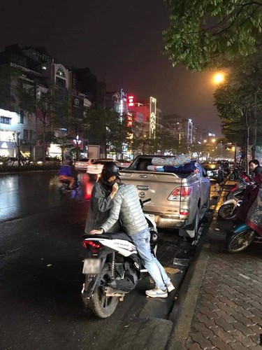 Nhiều dân mạng tinh ý nhận ra, những bức ảnh ghi lại cả một quãng đường về nhà chứ không phải là một khoảnh khắc chụp vội.