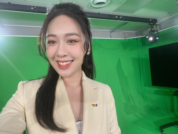 Không chỉ quen mặt với khán giả truyền hình, dàn BTV VTV luôn nhận về rất nhiều sự quan tâm và yêu mến của dân mạng. Điển hình trong số đó có cô bạn tên Phạm Ngọc Hà My thuộc kênh VTV24.