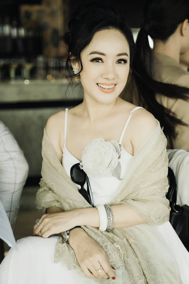 Trên trang cá nhân, Hoài Anh thường xuyên chia sẻ những bộ ảnh thời trang với cách tạo dáng và thần thái không thua kém những người mẫu chuyên nghiệp.
