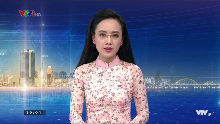 Cùng lúc đó, BTV Hoàng Trang cũng chia sẻ một bức ảnh chụp cùng BTV Hoài Anh kèm theo lời úp mở: "Kỷ niệm ngày hai đứa về chung nhà mới".