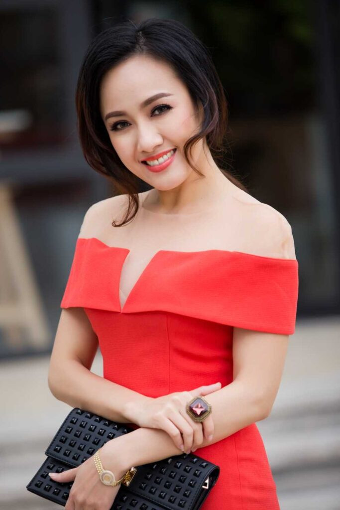 Tuy nhiên, với chất giọng ấm áp, gương mặt xinh đẹp, tác phong thanh lịch, BTV Hoài Anh đã chiếm trọn trái tim của khán giả truyền hình.