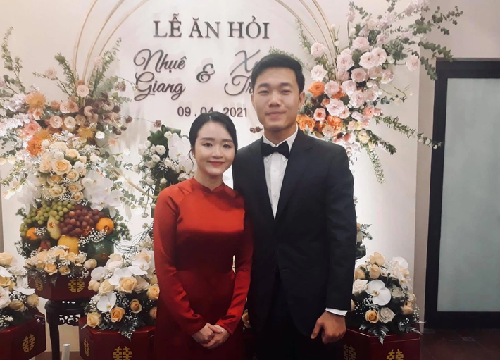 Xuân Trường và Nhuệ Giang đứng sát bên nhau chụp ảnh kỷ niệm, cô nàng mỉm cười và tỏ ra khá ngại ngùng khi đứng trước nhiều người còn chàng tiền vệ của CLB HAGL thì tự tin hơn trước ống kính.