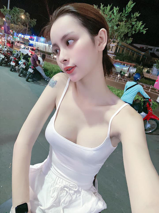 Tường Vi sở hữu vóc dáng nhỏ nhắn, sự nữ tính đến từ bản năng.