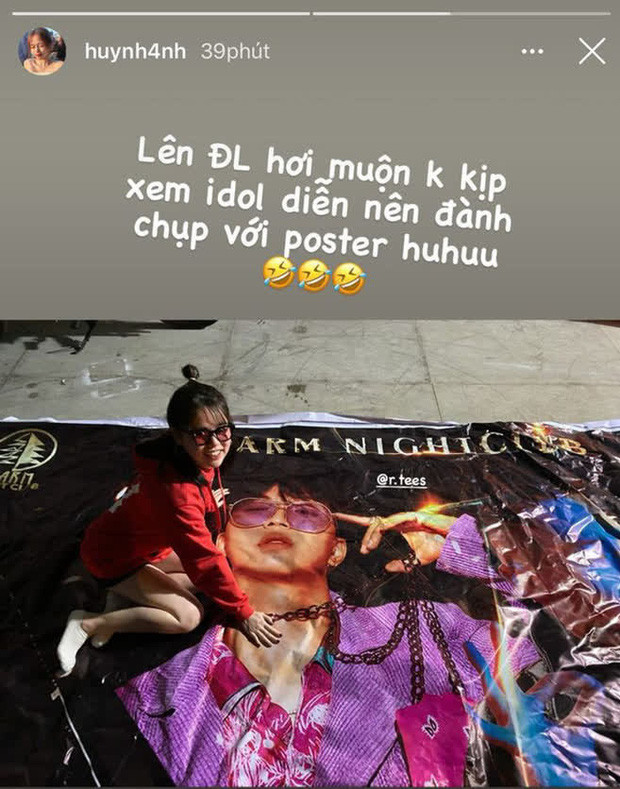 Trước đó ở chuyến đi du lịch Đà Lạt, Huỳnh Anh từng... sờ lên poster của R.Tee và đăng hình ảnh này lên story.
