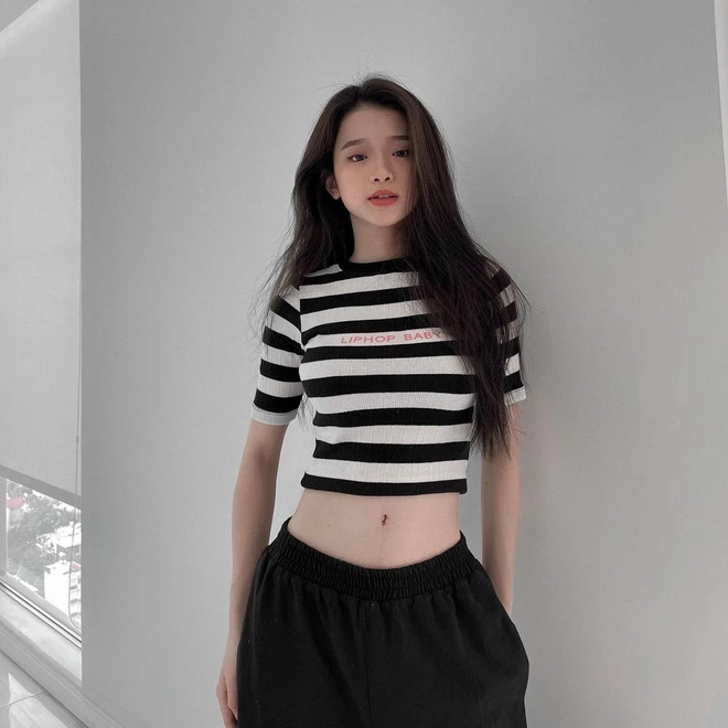 Trong ảnh Linh Ka khoe sắc vóc cùng vòng eo thon gọn và cơ bụng "căng cực". Vì vậy mà bất cứ ai nhìn vào cũng phải trầm trồ, ngưỡng mộ.