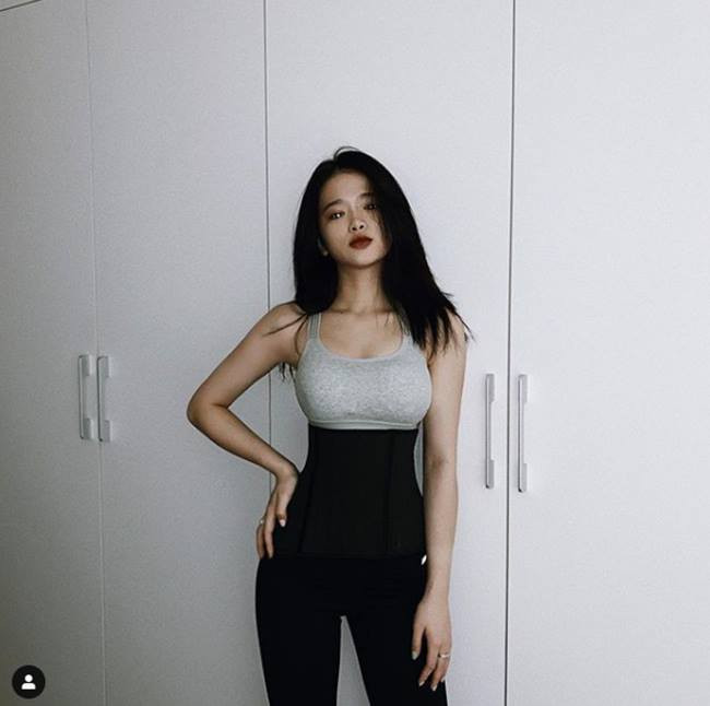Trước đó, Linh Ka từng dính phốt photoshop vì vòng 2 quá bé.