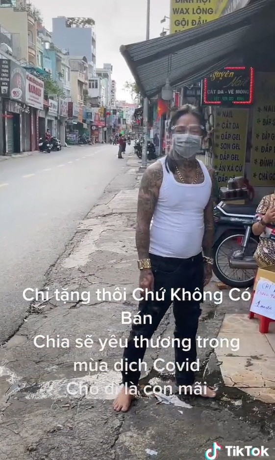 Bên cạnh những hình ảnh ghi lại về những tình nguyện viên chống dịch xăm kín người, dòng trạng thái của người chia sẻ khiến netizen phải suy ngẫm.