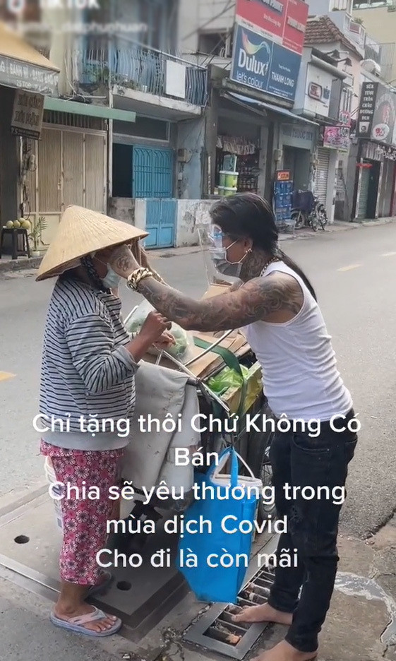 Cụ thể, "chủ thớt" của những hình ảnh trên có viết: "Nhóm thanh niên xăm kín người đang đi chợ giao đồ giúp những gia đình bị cách ly. Xăm nhiều không có nghĩa là xấu, họ cũng thích xăm nhưng họ vẫn muốn giúp ích cho xã hội.".