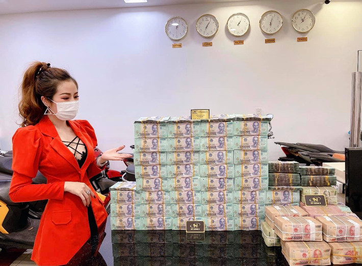 Ánh Ngọc Chưa tiết lộ con số cụ thể của màn đập heo "khủng" này là bao nhiêu, nhưng theo ước tính sương sương cũng vài tỷ đồng.