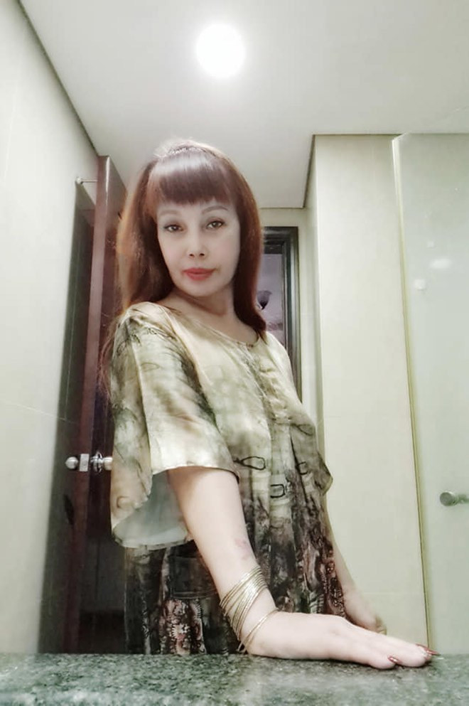 Thông qua những lần livestream, có thể nhận thấy mặc dù vẫn trẻ hơn so với tuổi nhưng gương mặt của cô Thu Sao cứng đơ, nhiều nếp nhăn.