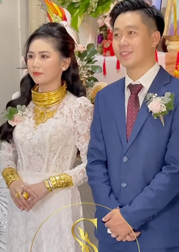 Mới đây, loạt ảnh và clip một cô dâu đeo vàng trĩu cổ trong ngày cưới thu hút sự quan tâm của đông đảo dân mạng.