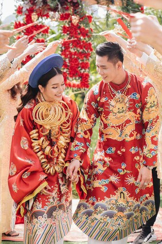 Cô dâu bên cạnh tiết mục đeo vàng gây chú ý cũng được khen ngợi hết lời về nhan sắc trẻ trung, xinh đẹp.