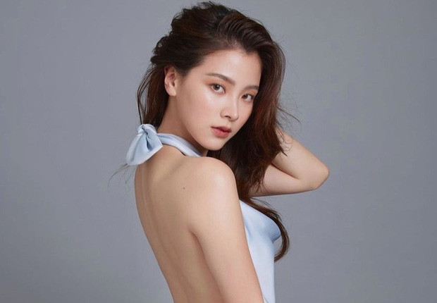Baifern Pimchanok là cái tên không còn xa lạ đối với người hâm mộ Thái Lan nói riêng và châu Á nói chung. Bắt đầu tham gia nghệ thuật từ khi chưa được 18 tuổi, "ngọc nữ" đã sớm tạo nên sức hút và dần xây dựng được vị thế vững chắc trong giới giải trí xứ Chùa Vàng.