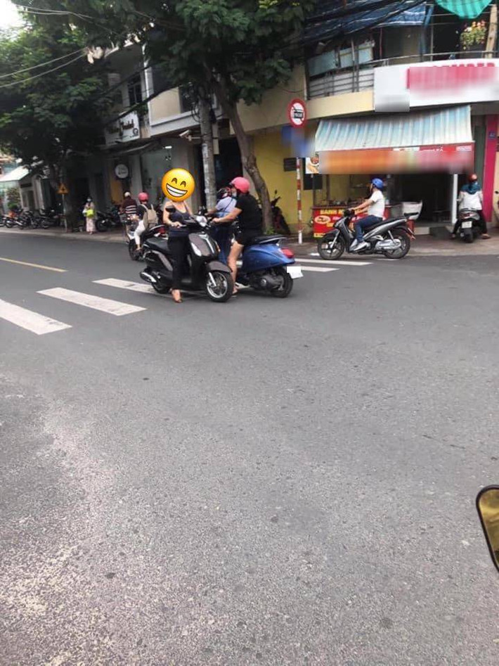 Không ít chị em phụ nữ thản nhiên đỗ xe không đúng quy định, gây ảnh hưởng đến những người xung quanh.