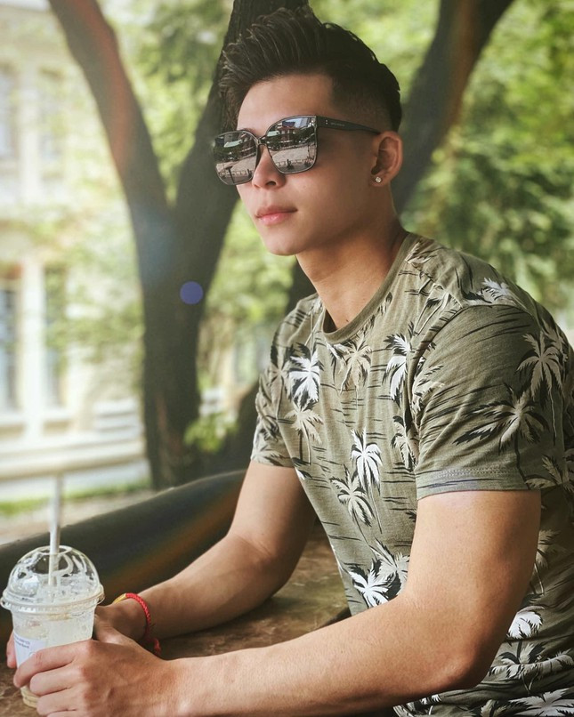 "Xả vai" khỏi quần đùi, áo số, Liễu Quang Vinh thu hút sự chú ý vì visual như soái ca. Anh thường check-in du lịch sang chảnh và dùng đồ hiệu không thua kém chàng trai nào.