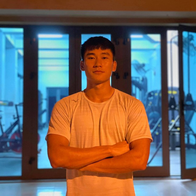Nhâm Mạnh Dũng còn được hội chị em chú ý khi "ghi điểm" với khuôn mặt đẹp trai, thần thái không thua gì idol Hàn Quốc. Bên cạnh đó chàng trai 2K còn sở hữu chiều cao 1m81, thân hình vạm vỡ, body chuẩn soái ca.