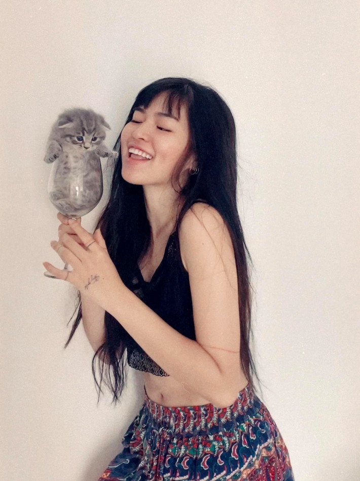 Trước những luồng ý kiến trái chiều từ dân mạng, Khánh Vân vẫn giữ thái độ im lặng và tiếp tục với cuộc sống của mình.