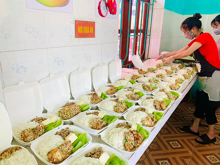 Không ít các chị em xung phong tình nguyện nấu cơm, hỗ trợ phục vụ các khu cách ly. Những suất cơm đầy đủ dinh dưỡng, hợp vệ sinh khiến những người đang cách ly thấy ấm lòng.