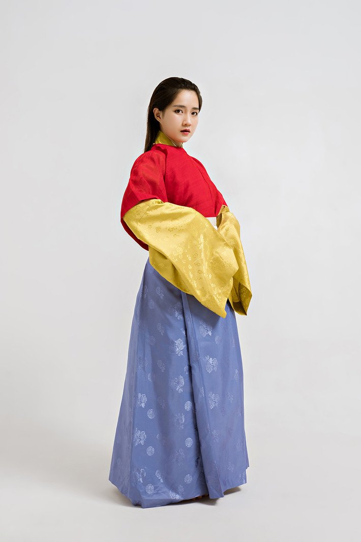 Đặc biệt, "hot girl trà sữa" Kiều Trinh được tạo hình phụ nữ thời Lý với áo thâm, răng đen, tóc búi sau gáy gây ấn tượng lạ mắt.