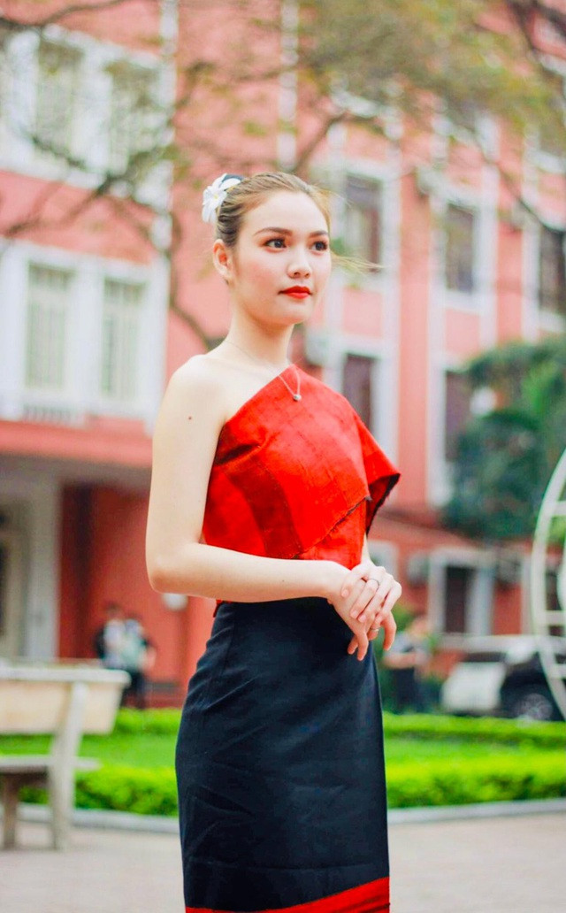 Mới đây trên mạng xã hội, những bức ảnh diện đồ dân tộc Chăm của nữ du học sinh Lào đang học tại trường ĐH Thủy Lợi gây chú ý.