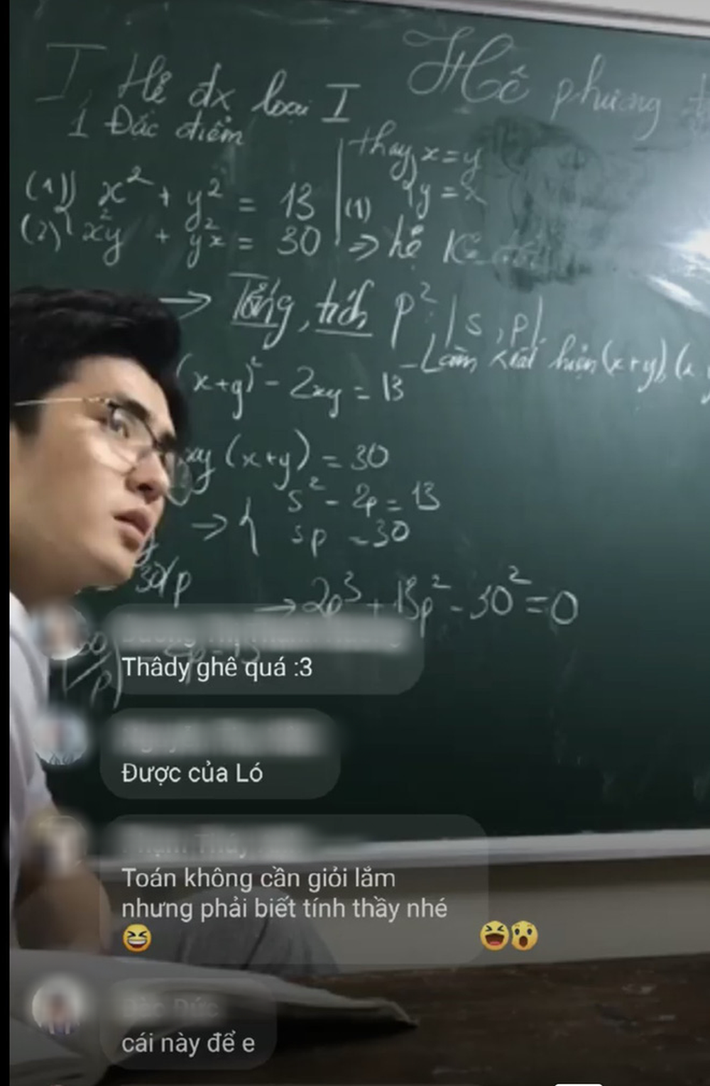 Còn nhớ cách đây 1 năm, netizen từng thả tim và share điên đảo loạt hình ảnh của một thầy giáo đang livestream dạy học. Tuy cách giảng bài của thầy được nhận xét là có hơi chút... nóng tính nhưng mọi người vẫn háo hức xin slot học online và cảm khái được thầy dạy thì việc học tập chắc sẽ không còn quá nhàm chán vì điểm cộng của thầy là quá đẹp trai.