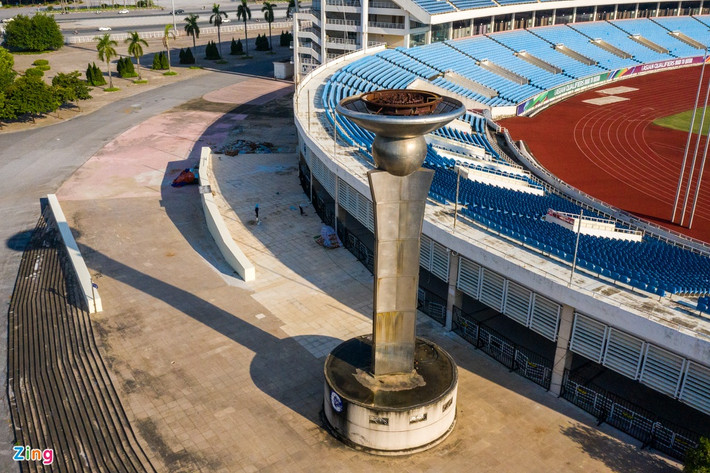 Trước đó, vào cuối năm 2020, hai khán đài C và D từng được tu sửa, chống sụt lún. Chia sẻ với Zing hồi tháng 11/2020, Giám đốc Khu Liên hợp Thể thao Quốc gia Nguyễn Trọng Hổ khẳng định: “Dự kiến, toàn bộ phần ghế ngồi, các phòng chức năng cũng được sửa chữa lại. Ngoài ra, các trang thiết bị điện tử cũng được thay thế bởi sau 17 năm hoạt động, chúng đã cũ và không còn đảm bảo phục vụ sự kiện lớn".
