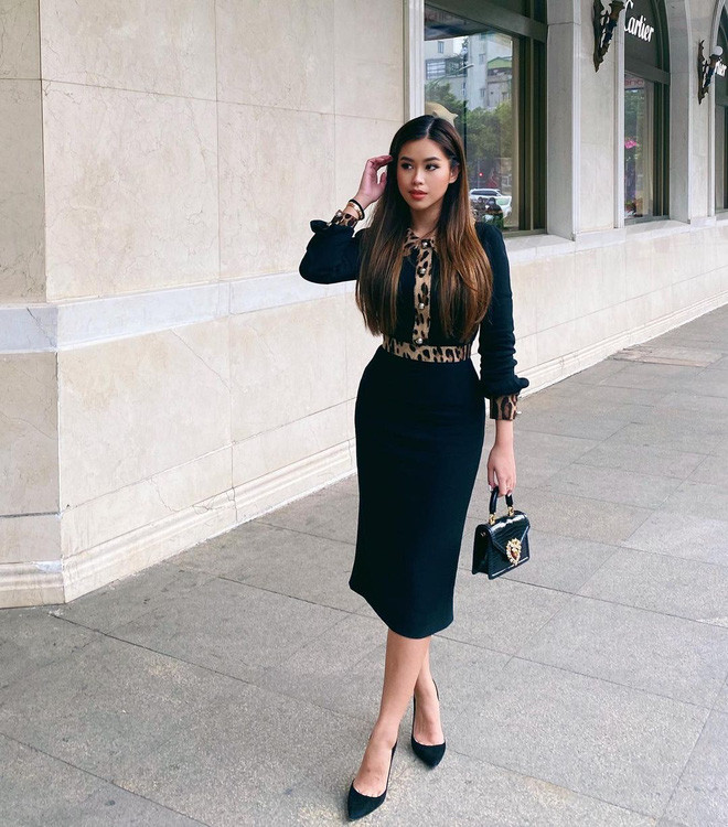 Rich kid Tiên Nguyễn còn gây ấn tượng với style da nâu Âu Mỹ khoẻ khoắn, lối trang điểm đậm và thần thái ngút ngàn. Vì vậy mà mỗi bức hình cô nàng đăng lên mạng đều khiến dân tình thả tim không ngớt.