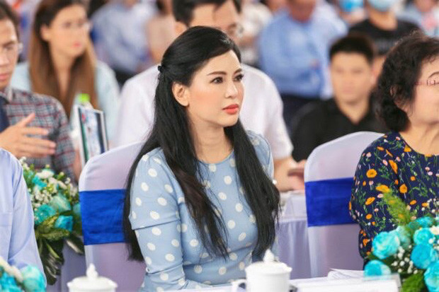 Mới nhất, tại Lễ ra mắt Chương trình đào tạo trí tuệ nhân tạo và công nghệ robot (24/4), bà Thuỷ Tiên tiếp tục thu hút rất nhiều sự chú ý. Tại sự kiện, mẹ rich kid Tiên Nguyễn diện một chiếc váy xanh nhã nhặn, mái tóc dài và đen đơn giản nhưng vẫn nổi bần bật.