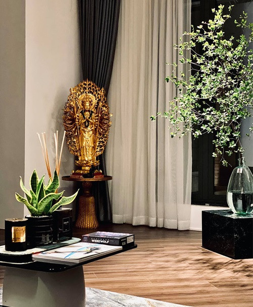Ngoài ra, Ngọc Trinh cũng từng chia sẻ khá nhiều hình ảnh về căn hộ của bản thân, thể hiện không gian ấm cúng và sang trọng.
