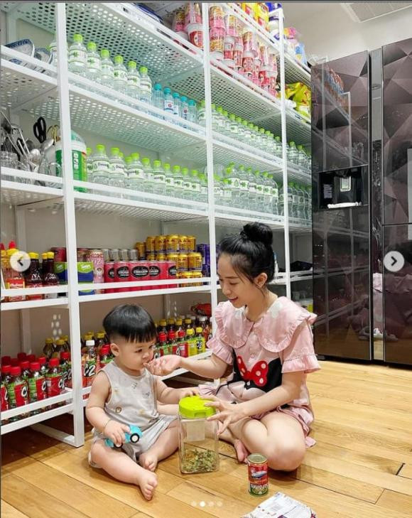 Trên trang cá nhân của mình, con gái đại gia Minh Nhựa khoe hình ảnh chiếc xe chất đầy đồ ăn để hạn chế đi ra ngoài vào mùa dịch.