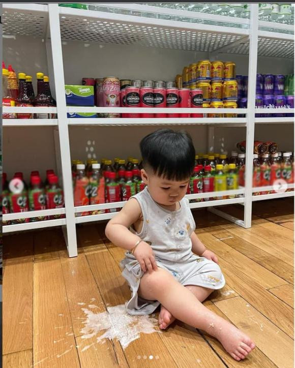 Có thể thấy, Joyce Phạm đã bày các loại đồ ăn nước uống dự trữ như một tiệm tạp hóa mini.
