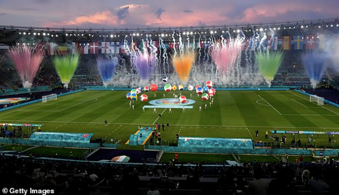 Những trái bóng mang hình quốc kỳ của các quốc gia có đại diện tham dự VCK EURO 2020 năm nay.
