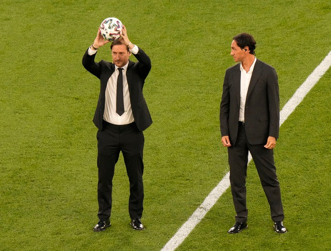Sau đó, 2 huyền thoại của bóng đá Italia là Alessandro Nesta và Francesco Totti xuất hiện với trái bóng chính thức của VCK EURO 2020.
