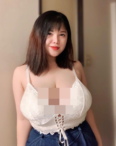 Thậm chí, ngay dưới bức ảnh mà dân mạng đăng tải về hình ảnh hở hang của mình, Thu Trang còn "mời gọi", gợi ý mọi người nên vào O.F - nền tảng hỗ trợ kinh doanh những "content 18+" để xem ảnh gốc.