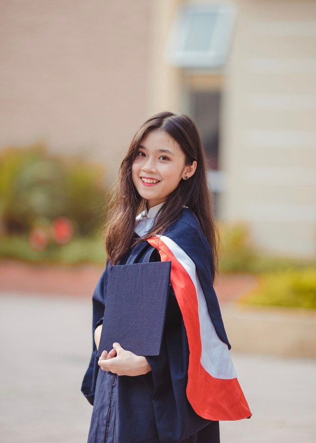 Phạm Ngọc Diệu Anh (sinh năm 2000, Hà Nội, hiện đang theo học tại trường ĐH Kinh tế Quốc dân) là nữ sinh 10X mới đây gây sốt khi khoe nhan sắc "ngày ấy - bây giờ".
