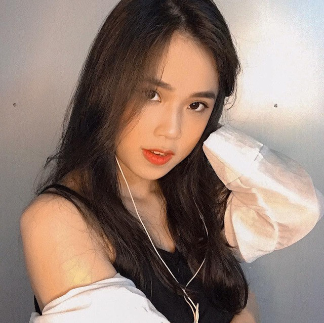 Đôi mắt ngày trước của Diệu Anh sụp mí bây giờ đã lộ rõ to và tròn, cả mũi cũng không tẹt như trước nữa.