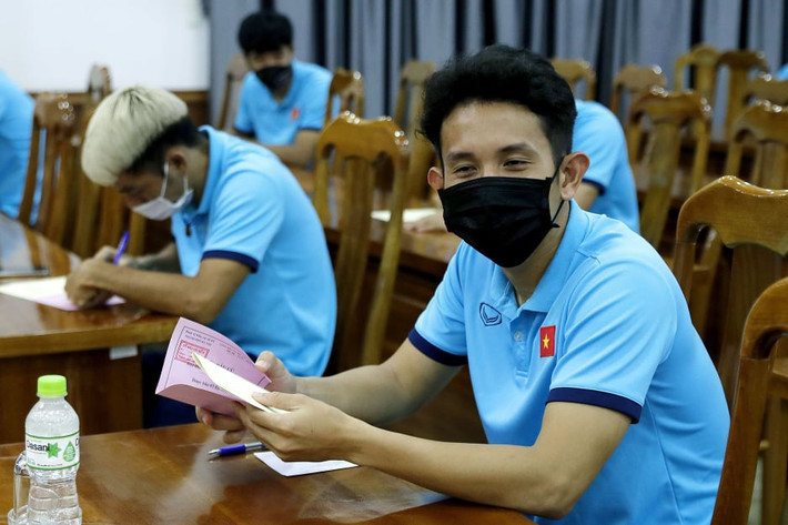 Theo quan sát của PV, quá trình đi bầu cử của các thành viên ĐT Việt Nam và U22 đảm bảo đầy đủ các quy định bỏ phiếu cũng như phòng, chống dịch COVID-19.
