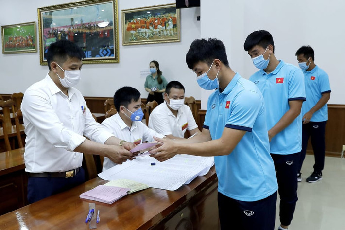 Các cử tri là thành viên đội tuyển Việt Nam và U22 Việt Nam đang tập trung ở Trung tâm đào tạo bóng đá trẻ Việt Nam thuộc khu vực bỏ phiếu số 6.