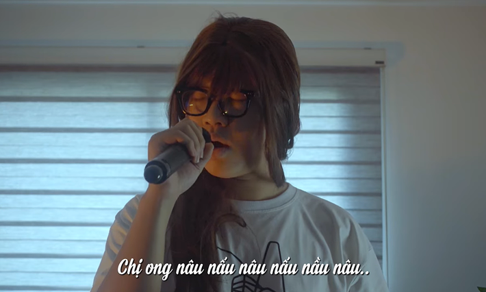 Chị ong nâu phiên bản thất tình là clip đang được tìm kiếm nhiều nhất trên mạng xã hội những ngày qua. Trong clip, một bạn nam đội tóc giả hát nhép ca từ quen thuộc với các thế hệ thiếu nhi Việt trên nền nhạc du dương, da diết.