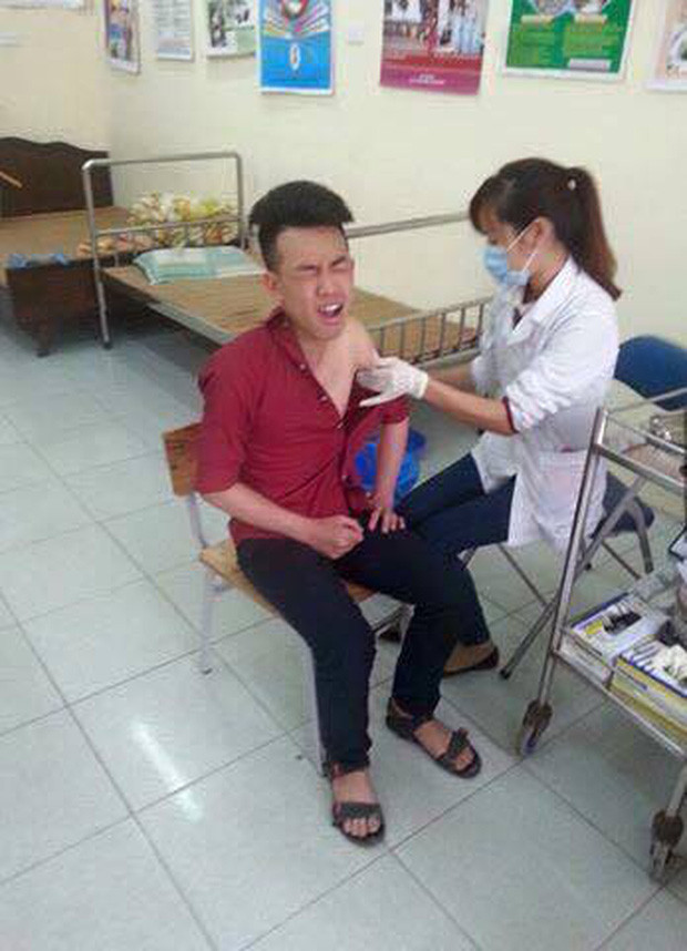 Nam thanh niên cao to, khỏe mạnh có thể bẻ gãy sừng trâu nhưng đứng trước thời khắc tiêm chủng vẫn là một biểu cảm không thể hoảng hốt hơn.