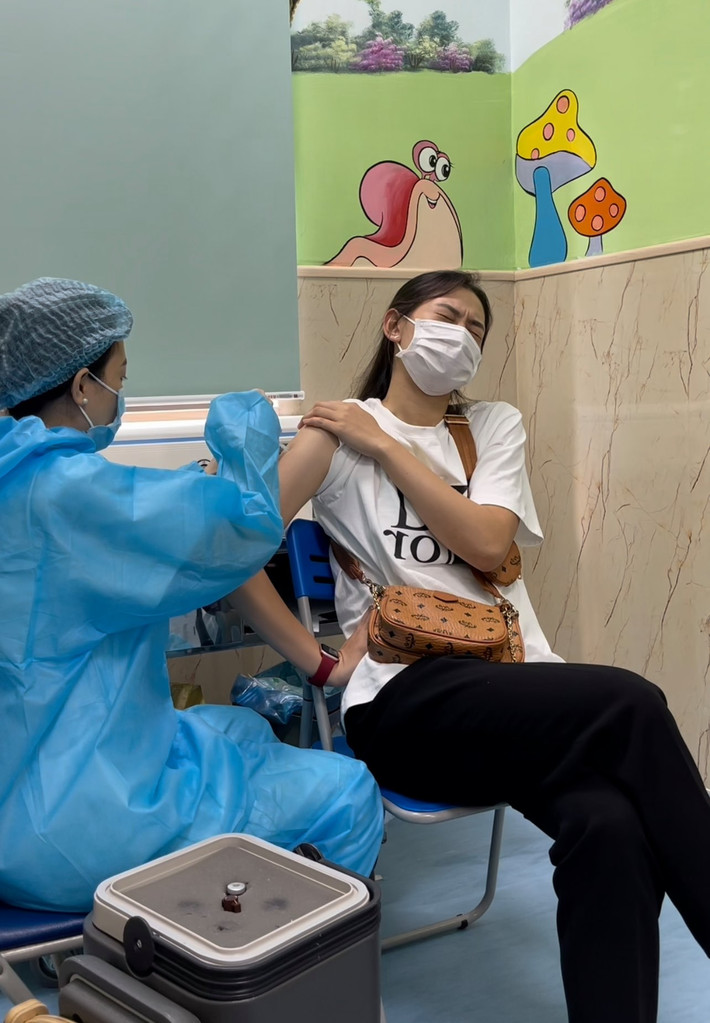 Tiêm phòng luôn là nỗi ám ảnh kinh hoàng của trẻ con đến người lớn, phụ nữ tới đàn ông. Chẳng thế mà nhiều người hay đùa rằng phòng tiêm luôn là nơi gây cười nhất trung tâm y tế bởi đây là nơi ghi lại một loạt các biểu cảm của mọi người.