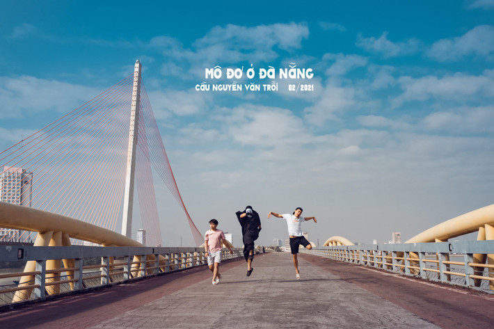 Mới đây trên fanpage có tên Mỳ Quảng TV, bộ ảnh check-in khắp các điểm đến nổi tiếng ở Đà Nẵng của 3 chàng trai khiến nhiều người xem phải lăn lộn cười vì sự "mặn mòi".